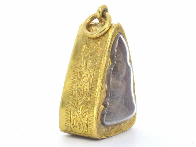 Thaise phra - heilige klei amulet in gouden kast - afbeelding 3 van  7
