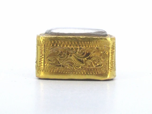 Thaise phra - heilige klei amulet in gouden kast - afbeelding 5 van  7