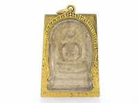 Thaise phra - heilige klei amulet in gouden kast - afbeelding 1 van  8