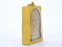Thaise phra - heilige klei amulet in gouden kast - afbeelding 2 van  8