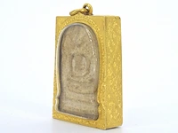 Thaise phra - heilige klei amulet in gouden kast - afbeelding 3 van  8