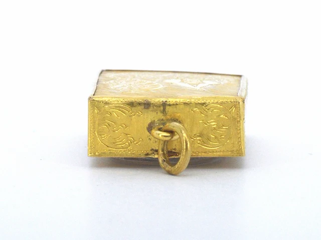 Thaise phra - heilige klei amulet in gouden kast - afbeelding 5 van  8
