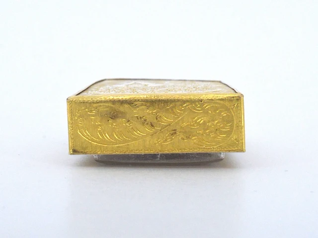 Thaise phra - heilige klei amulet in gouden kast - afbeelding 6 van  8