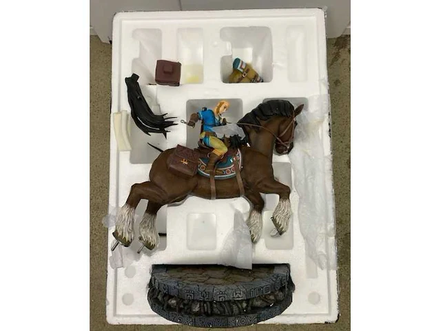 The legend of zelda: link on horseback - afbeelding 5 van  11