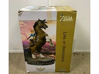The legend of zelda: link on horseback - afbeelding 10 van  11