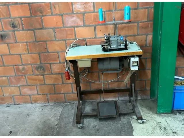 The merrow 70-y3b-2 industrie naaimachine - afbeelding 1 van  8