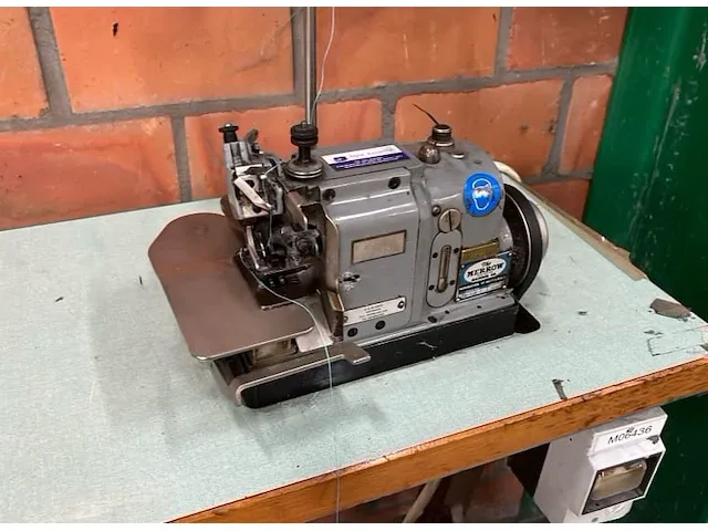 The merrow 70-y3b-2 industrie naaimachine - afbeelding 2 van  8