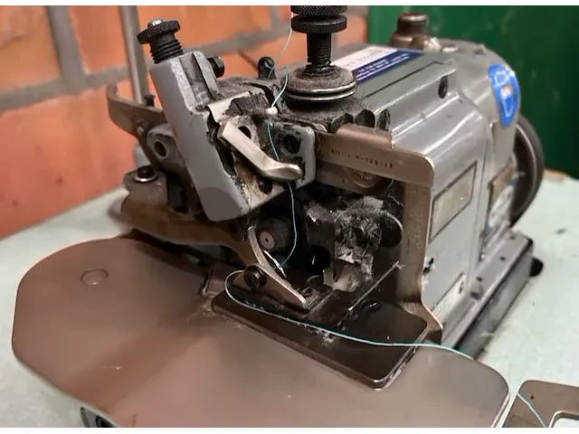 The merrow 70-y3b-2 industrie naaimachine - afbeelding 4 van  8