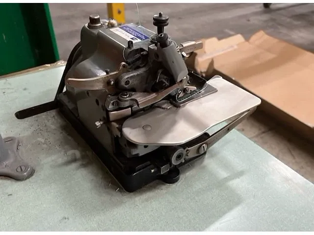 The merrow 70-y3b-2 industrie naaimachine - afbeelding 7 van  8