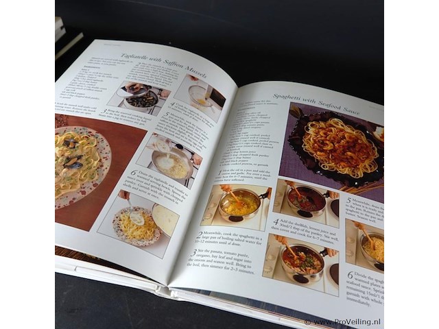 The new fish & seafood cookbook - afbeelding 4 van  5