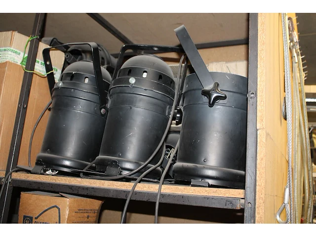 Theaterspots en toebehoren in drie stellingdelen. - afbeelding 4 van  4