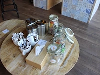 Thee, koffiemelk en suiker in vier potten, tissuehouder en drie tafelprullenbakjes. - afbeelding 1 van  1