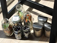 Thee, koffiemelk en suiker in zes potten en drie tafelprullenbakjes. - afbeelding 1 van  1