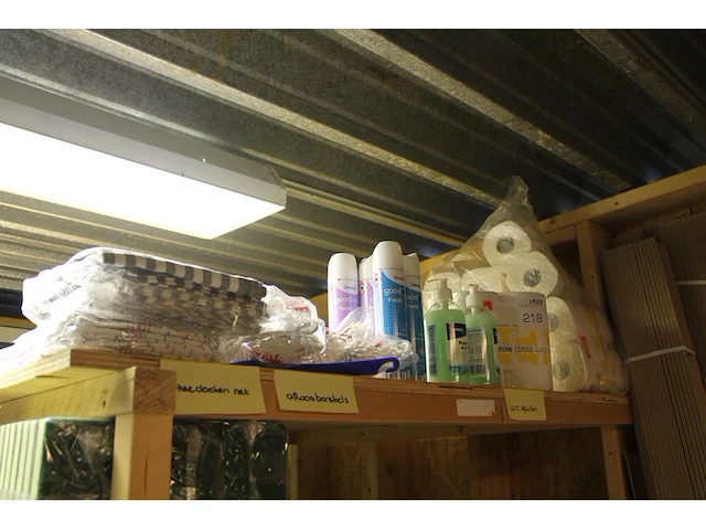 Theedoeken , afwasborstels, luchtverfrisser, handzeep en wc-papier. - afbeelding 1 van  3