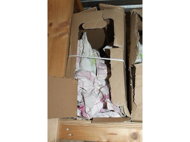 Theedoeken in twee dozen. - afbeelding 2 van  2