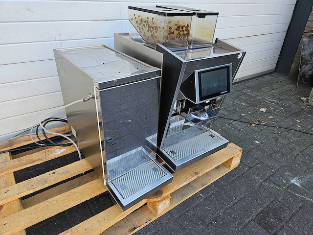 Thermoplan - black & white 3 - koffiemachine - afbeelding 3 van  3