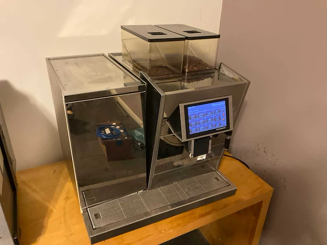 Thermoplan black&white3 espressomachine met melkkoeler - afbeelding 1 van  4