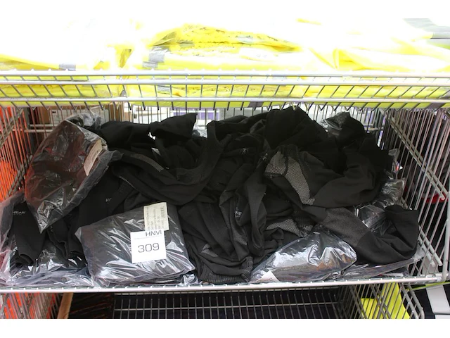 Thermoshirts en broeken ca. 40 stuks o.a. hydrowear. excl. draadmand - afbeelding 1 van  4