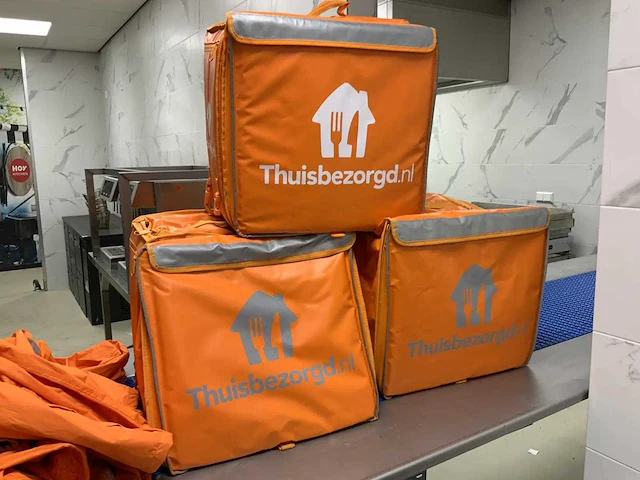 Thuisbezorgd - partij bezorgtassen en jassen - afbeelding 4 van  6