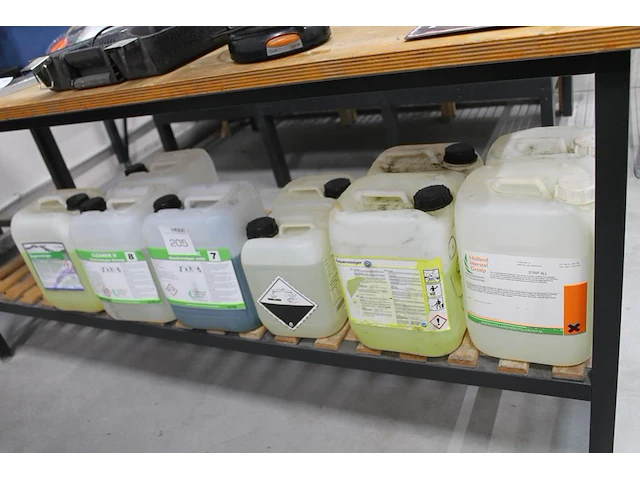 Tien aangebroken cans met schoonmaakprodukten. - afbeelding 1 van  4