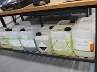 Tien aangebroken cans met schoonmaakprodukten. - afbeelding 1 van  4