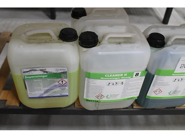 Tien aangebroken cans met schoonmaakprodukten. - afbeelding 2 van  4