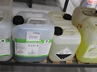 Tien aangebroken cans met schoonmaakprodukten. - afbeelding 3 van  4
