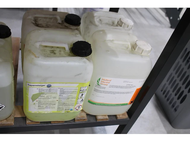 Tien aangebroken cans met schoonmaakprodukten. - afbeelding 4 van  4