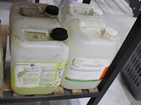 Tien aangebroken cans met schoonmaakprodukten. - afbeelding 4 van  4