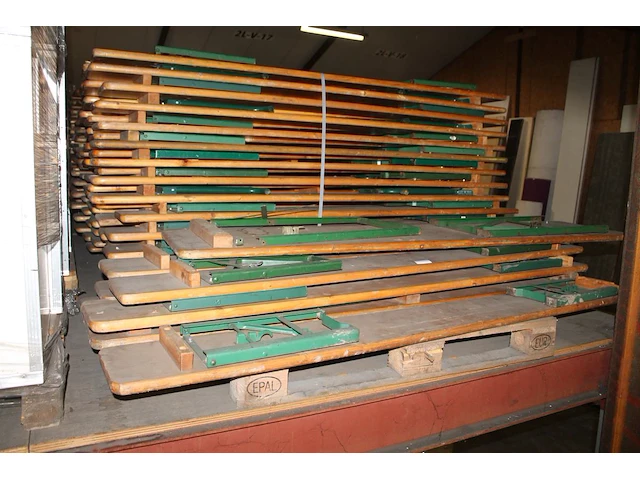 Tien biertafels en ruim 120 banken op 5 pallets. - afbeelding 1 van  2