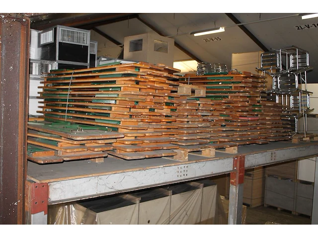 Tien biertafels en ruim 120 banken op 5 pallets. - afbeelding 2 van  2