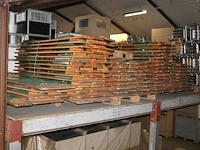 Tien biertafels en ruim 120 banken op 5 pallets. - afbeelding 2 van  2