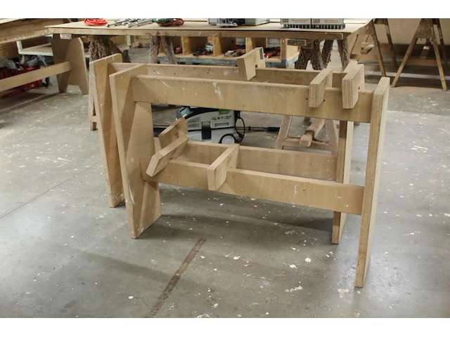 Tien diverse houten bokken - afbeelding 1 van  2