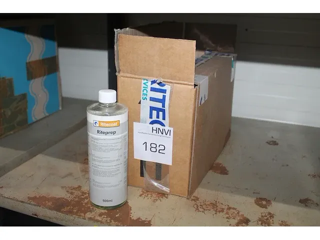 Tien flacons met riteprep was en reinigingsmiddel. - afbeelding 1 van  2