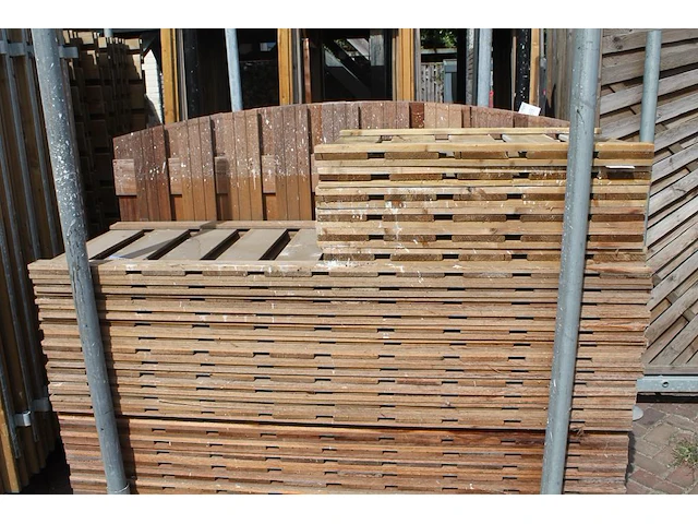 Tien hardhouten tuinhekken in metalen bok. afmeting 180 x 60cm. - afbeelding 1 van  2