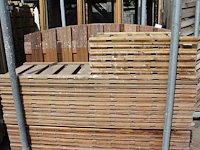 Tien hardhouten tuinhekken in metalen bok. afmeting 180 x 60cm. - afbeelding 1 van  2