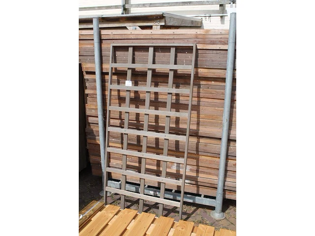 Tien hardhouten tuinschermen in metalen bok. afmeting 90 x180 cm. let op: exclusief metalen bok. - afbeelding 2 van  3