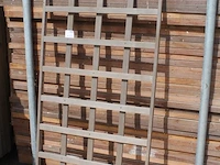 Tien hardhouten tuinschermen in metalen bok. afmeting 90 x180 cm. let op: exclusief metalen bok. - afbeelding 2 van  3