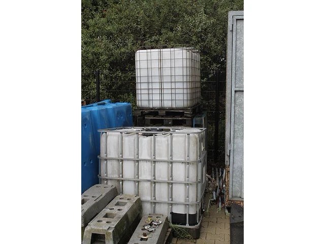 Tien ibc vaten. - afbeelding 2 van  2