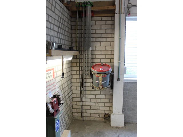 Tien lijmklemmen waaronder met lengte 250 cm. - afbeelding 2 van  3