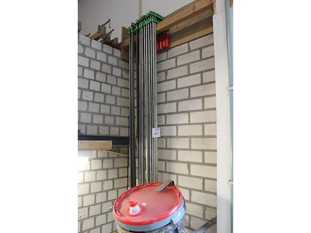 Tien lijmklemmen waaronder met lengte 250 cm. - afbeelding 3 van  3