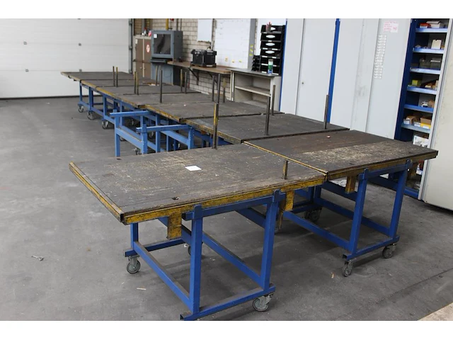 Tien montagetafels met afneembaar / wisselbaar bovenblad. afmeting 124 x 80 x 80 cm. bovenblad hoogte 20 cm... - afbeelding 2 van  2