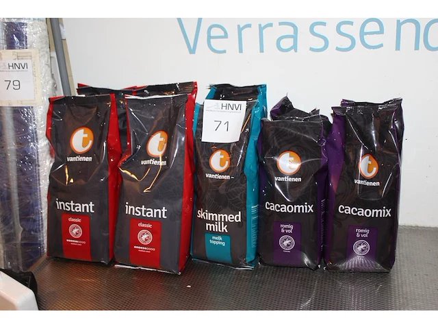 Tien pakken koffieautomaatproducten waaronder cacaomix, melktopping en koffie. - afbeelding 1 van  2