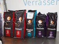 Tien pakken koffieautomaatproducten waaronder cacaomix, melktopping en koffie. - afbeelding 1 van  2
