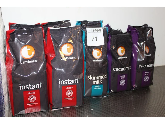 Tien pakken koffieautomaatproducten waaronder cacaomix, melktopping en koffie. - afbeelding 2 van  2