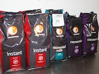 Tien pakken koffieautomaatproducten waaronder cacaomix, melktopping en koffie. - afbeelding 2 van  2