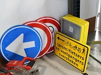 Tien verkeersborden w.o. verwijzings- en verbodsborden. - afbeelding 1 van  1