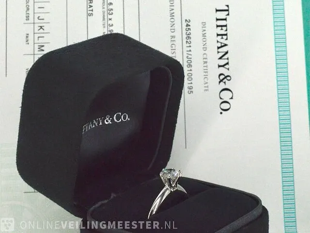 Tiffany & co - platina "the tiffany setting" ring met een briljant geslepen tiffany & co diamant - afbeelding 3 van  10