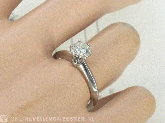 Tiffany & co - platina "the tiffany setting" ring met een briljant geslepen tiffany & co diamant - afbeelding 4 van  10