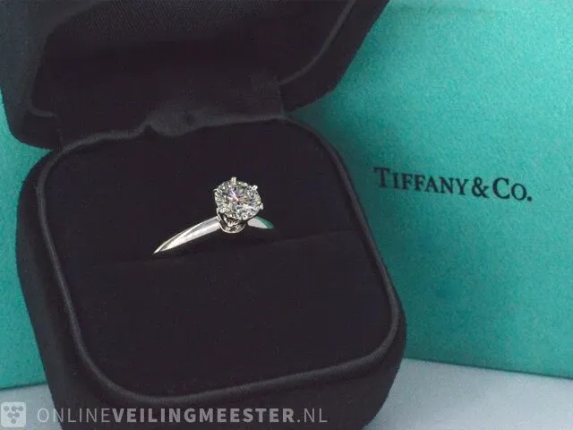 Tiffany & co - platina "the tiffany setting" ring met een briljant geslepen tiffany & co diamant - afbeelding 5 van  10